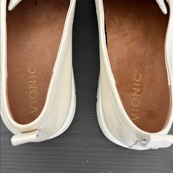 Vionic Uptown Loafer in cream leather slip on round toe size 9.5 - Picture 7 of 13